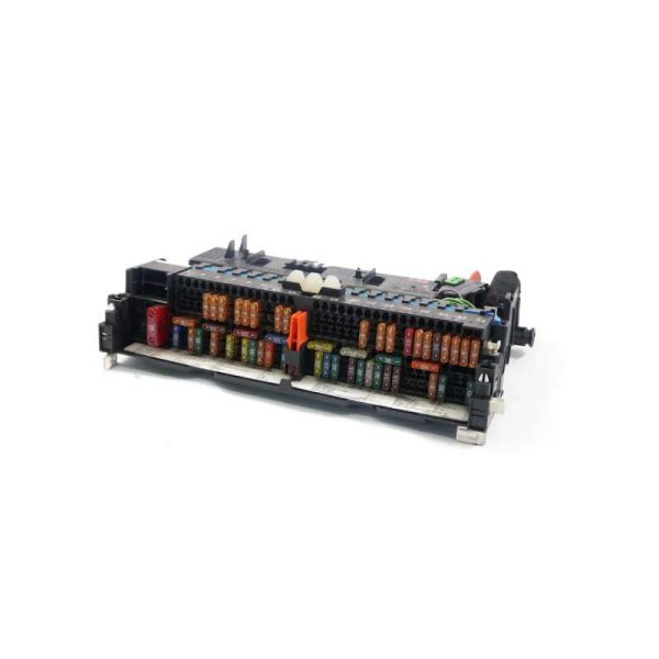 جعبه فیوز داخل موتور بی ام و x3 اتاق e83